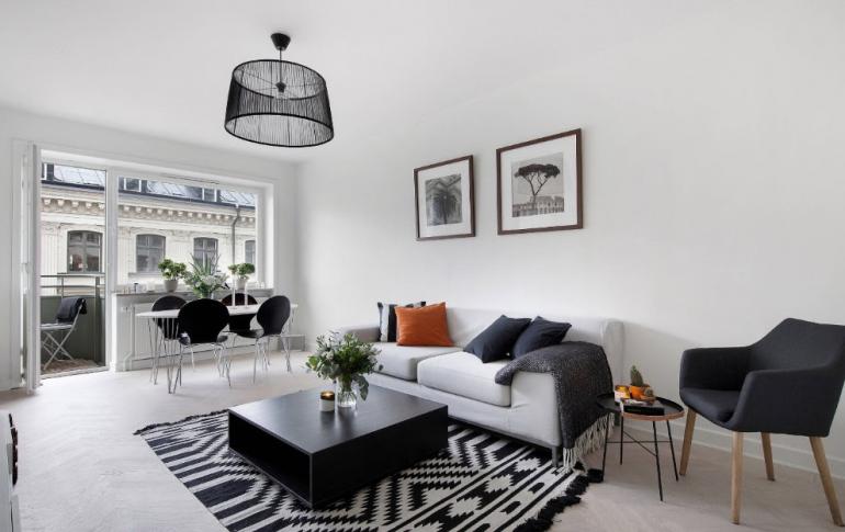 Интерьер гостиной в черно-белых тонах - особенности отделки, практичные советы и уникальные фото идеи Гостиная в бело черном стиле